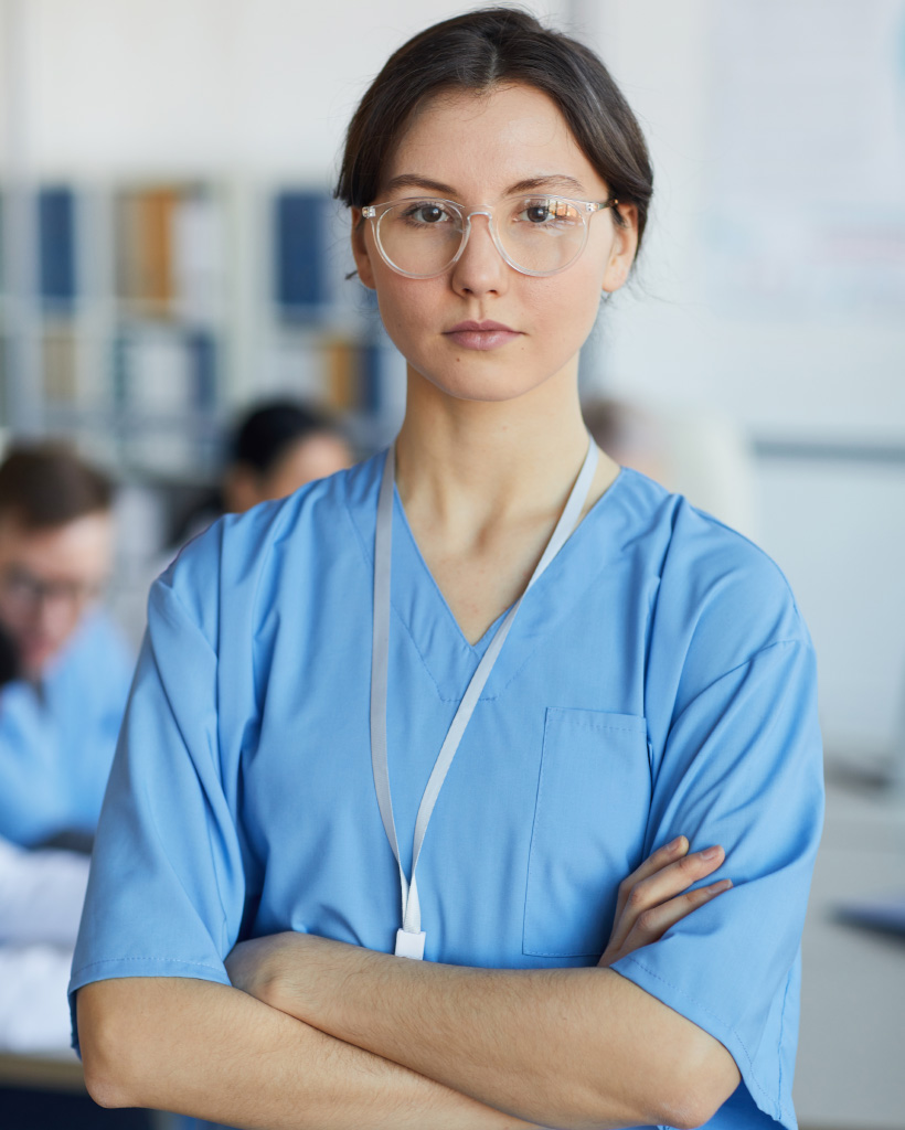 portrait-of-nurse-posing-in-clinic-8FPN9AS.jpg